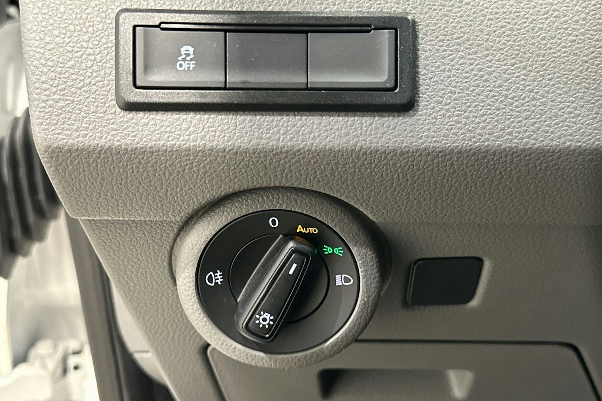 valkoinen Volkswagen Transporter 2024 kuva 17.