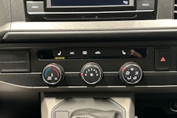 valkoinen Volkswagen Transporter 2024 kuva 24.