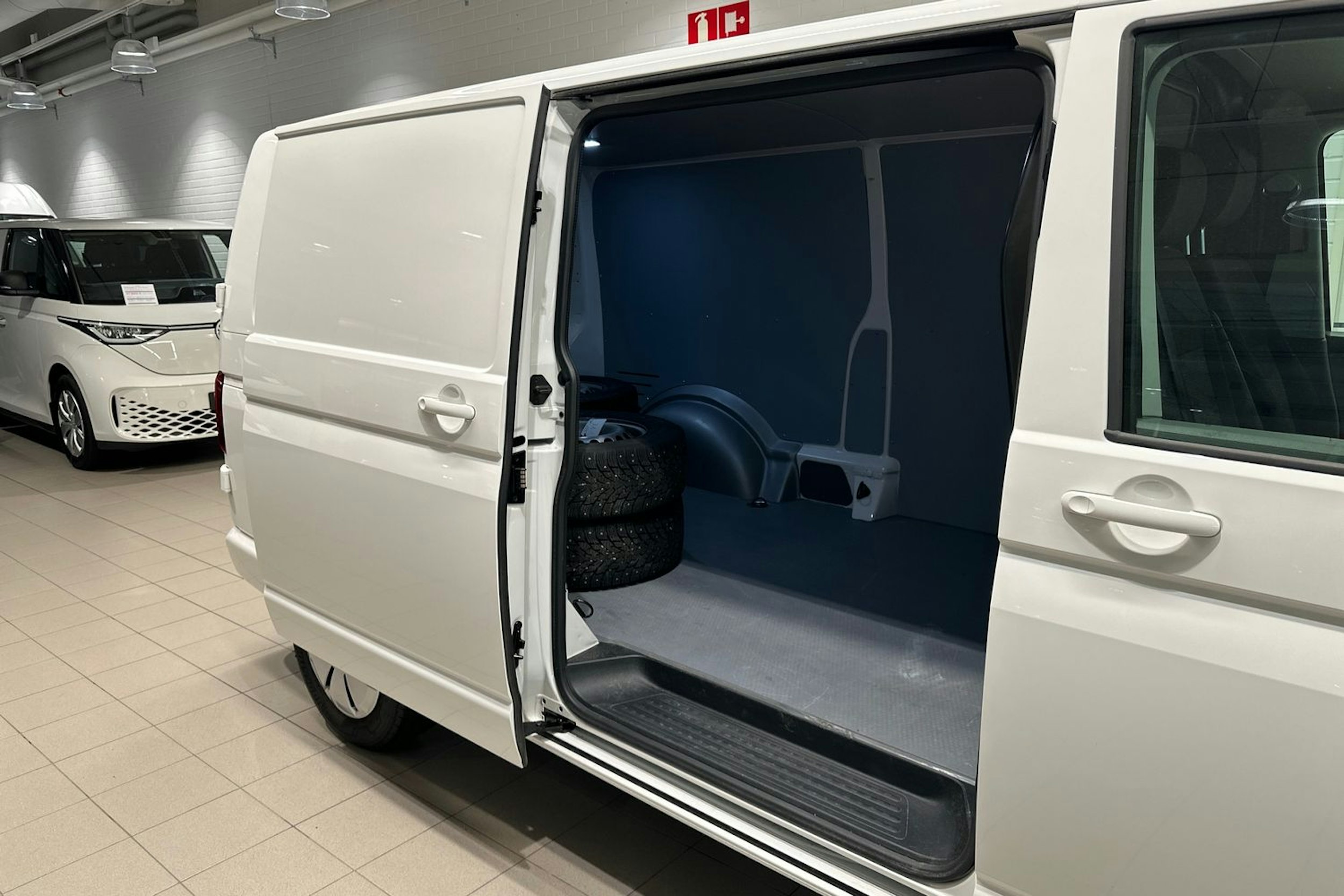 valkoinen Volkswagen Transporter 2024 kuva 26.