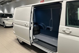 valkoinen Volkswagen Transporter 2024 kuva 26.
