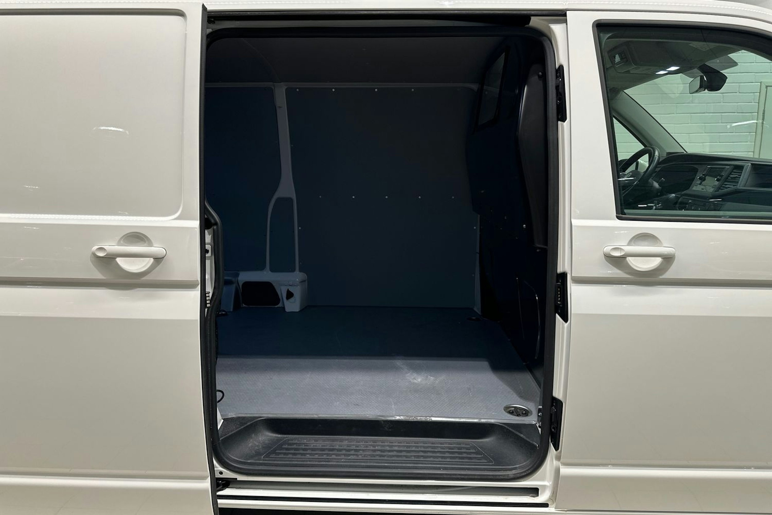 valkoinen Volkswagen Transporter 2024 kuva 27.