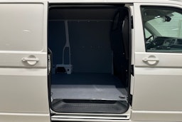 valkoinen Volkswagen Transporter 2024 kuva 27.