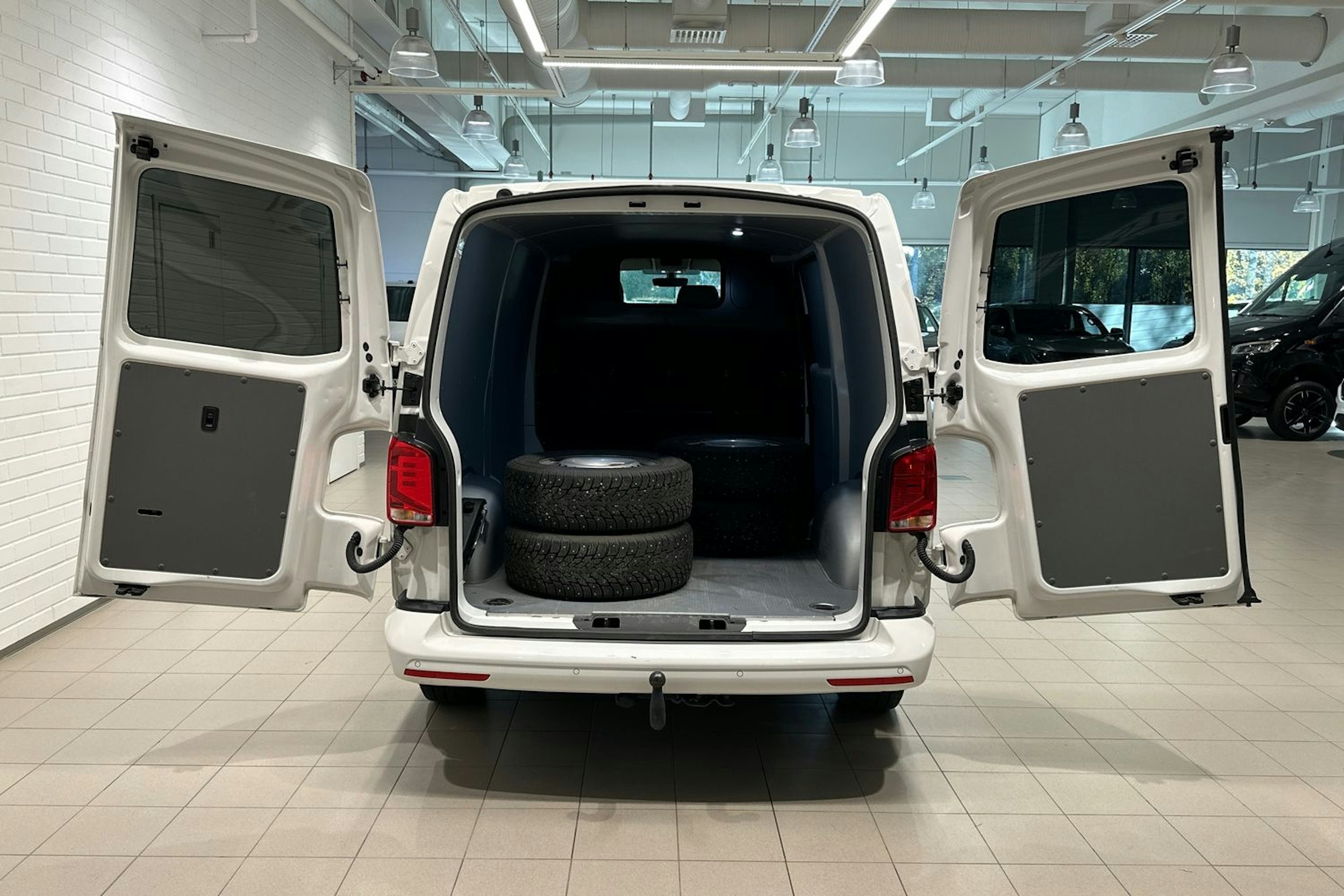 valkoinen Volkswagen Transporter 2024 kuva 28.