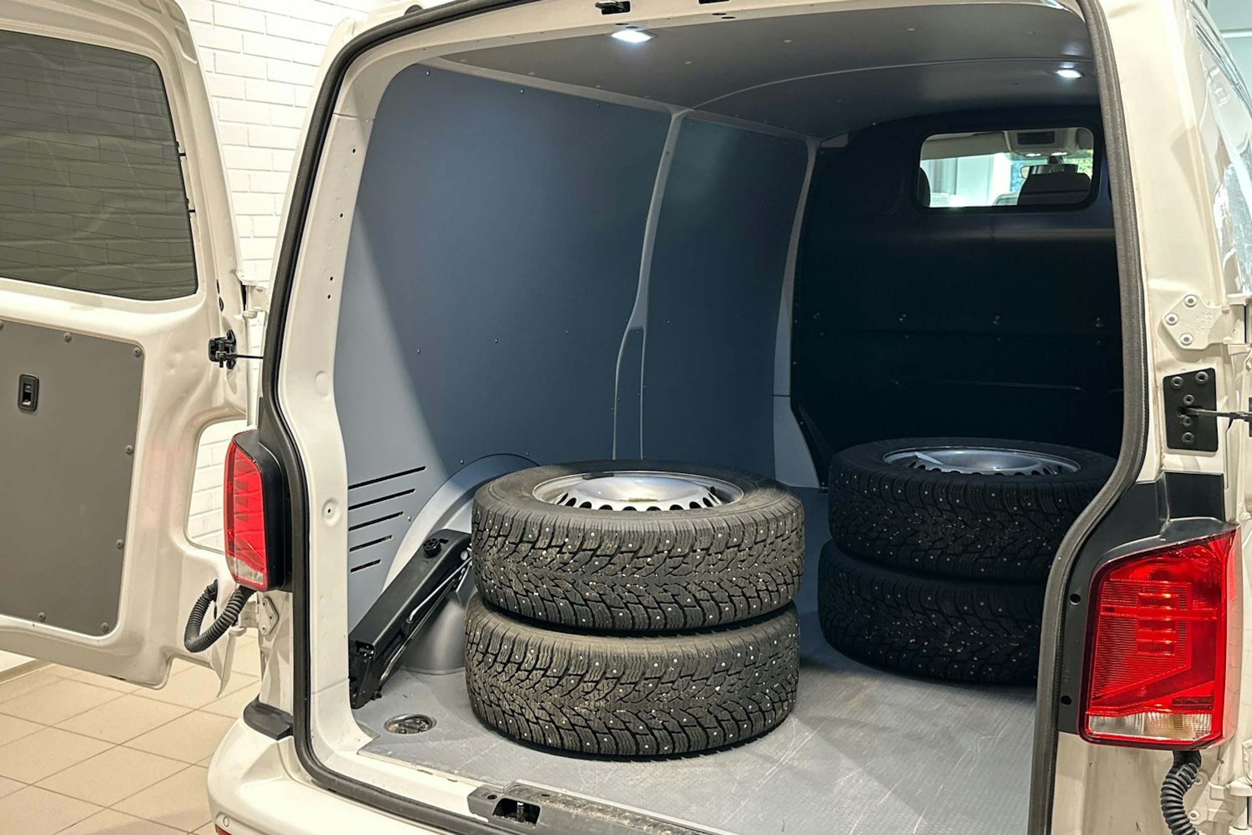 valkoinen Volkswagen Transporter 2024 kuva 29.