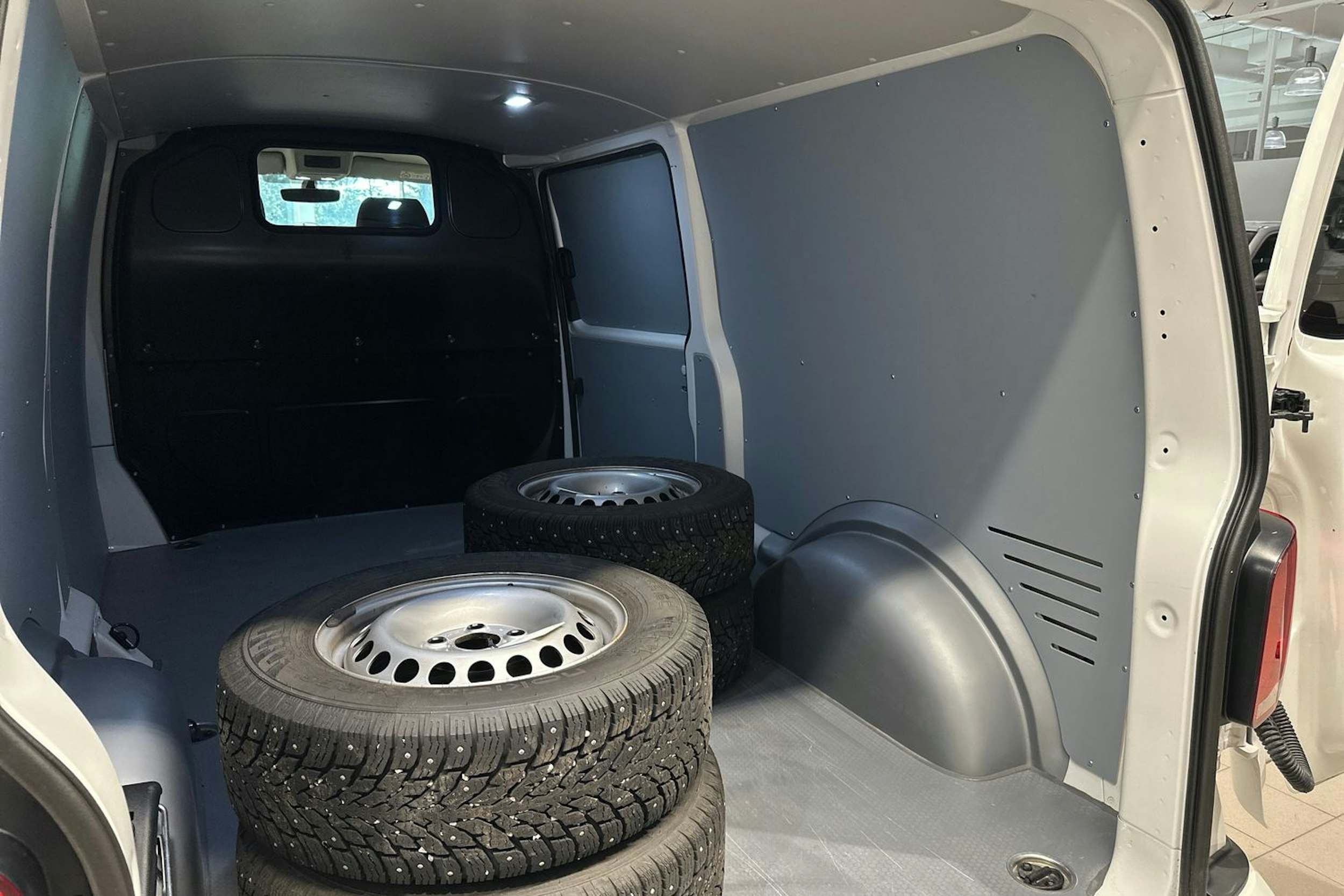 valkoinen Volkswagen Transporter 2024 kuva 30.