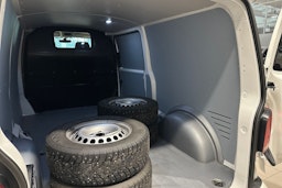 valkoinen Volkswagen Transporter 2024 kuva 30.