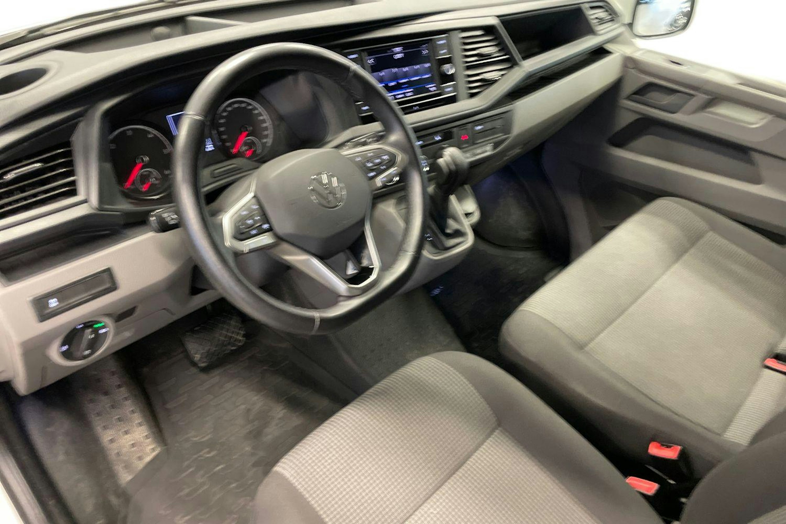 valkoinen Volkswagen Transporter 2024 kuva 7.