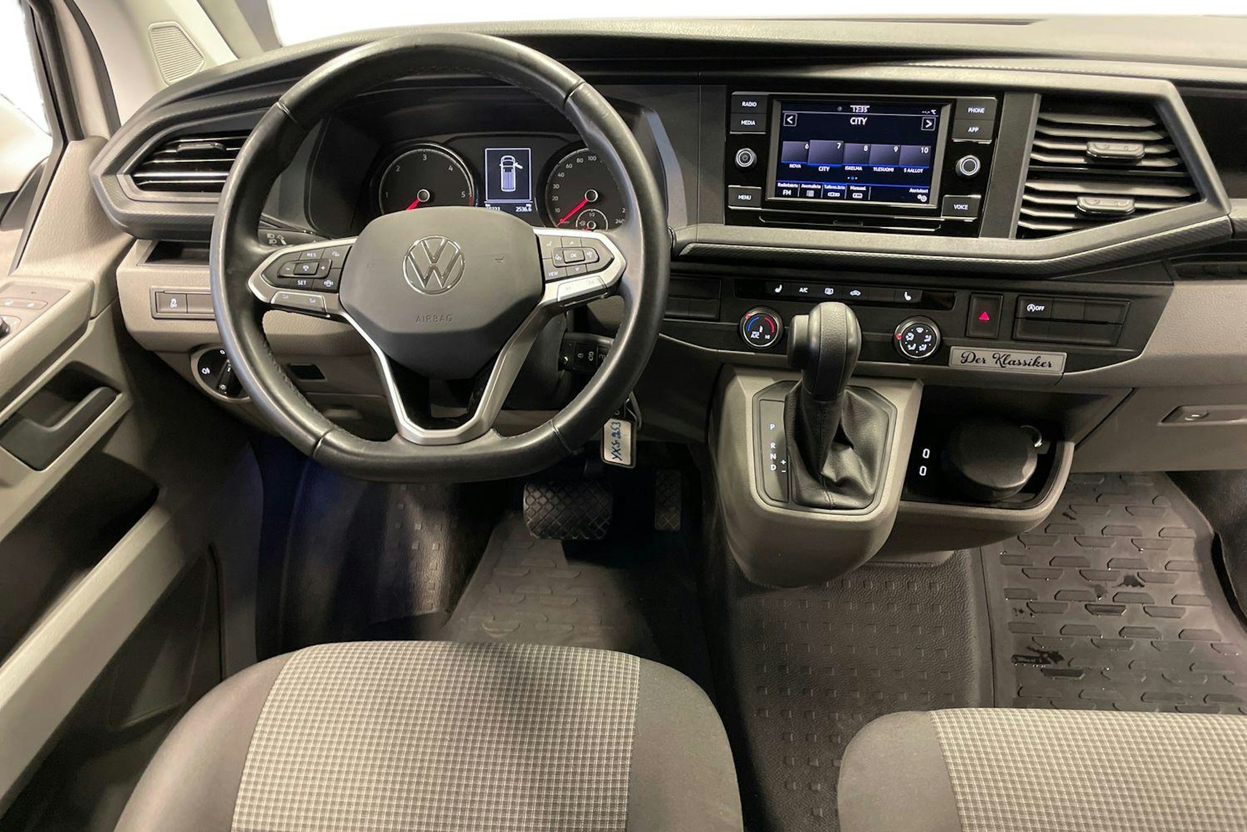 valkoinen Volkswagen Transporter 2024 kuva 9.
