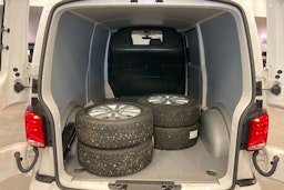 valkoinen Volkswagen Transporter 2024 kuva 14.