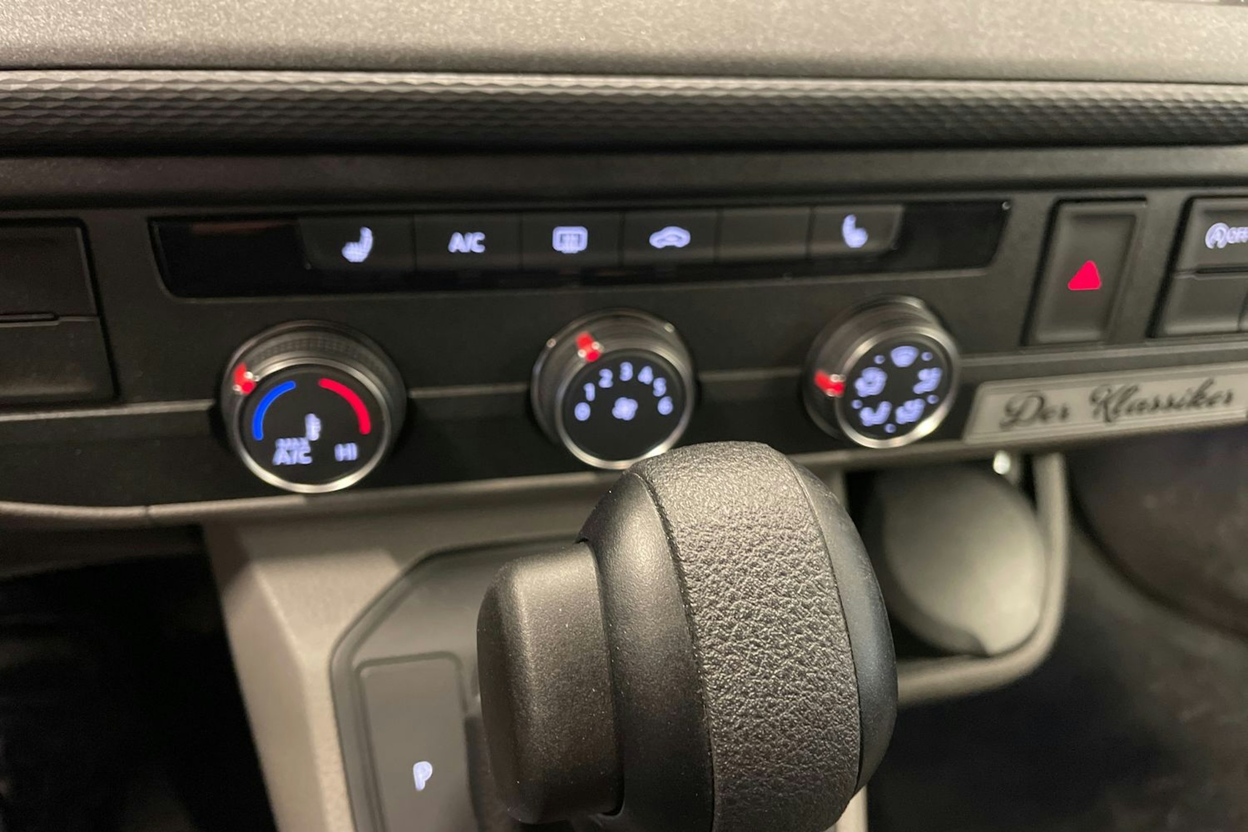 valkoinen Volkswagen Transporter 2024 kuva 17.