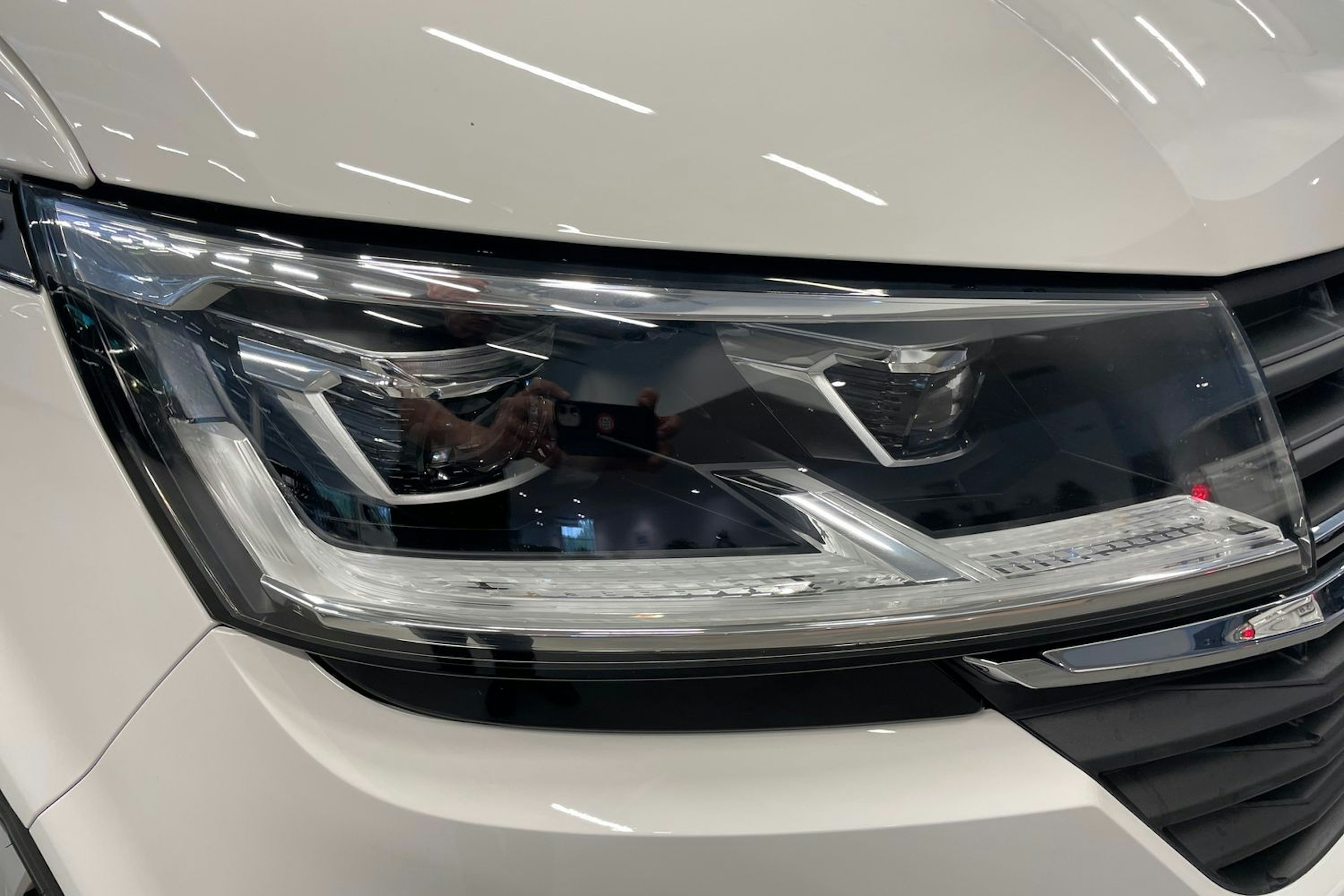 valkoinen Volkswagen Transporter 2024 kuva 23.