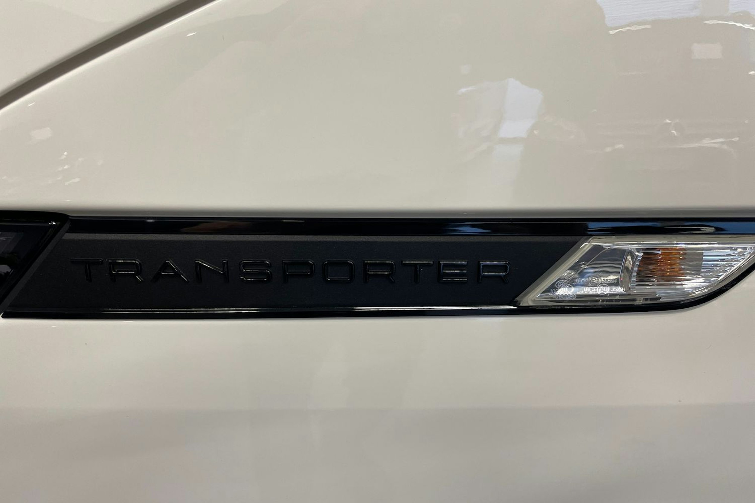 valkoinen Volkswagen Transporter 2024 kuva 24.