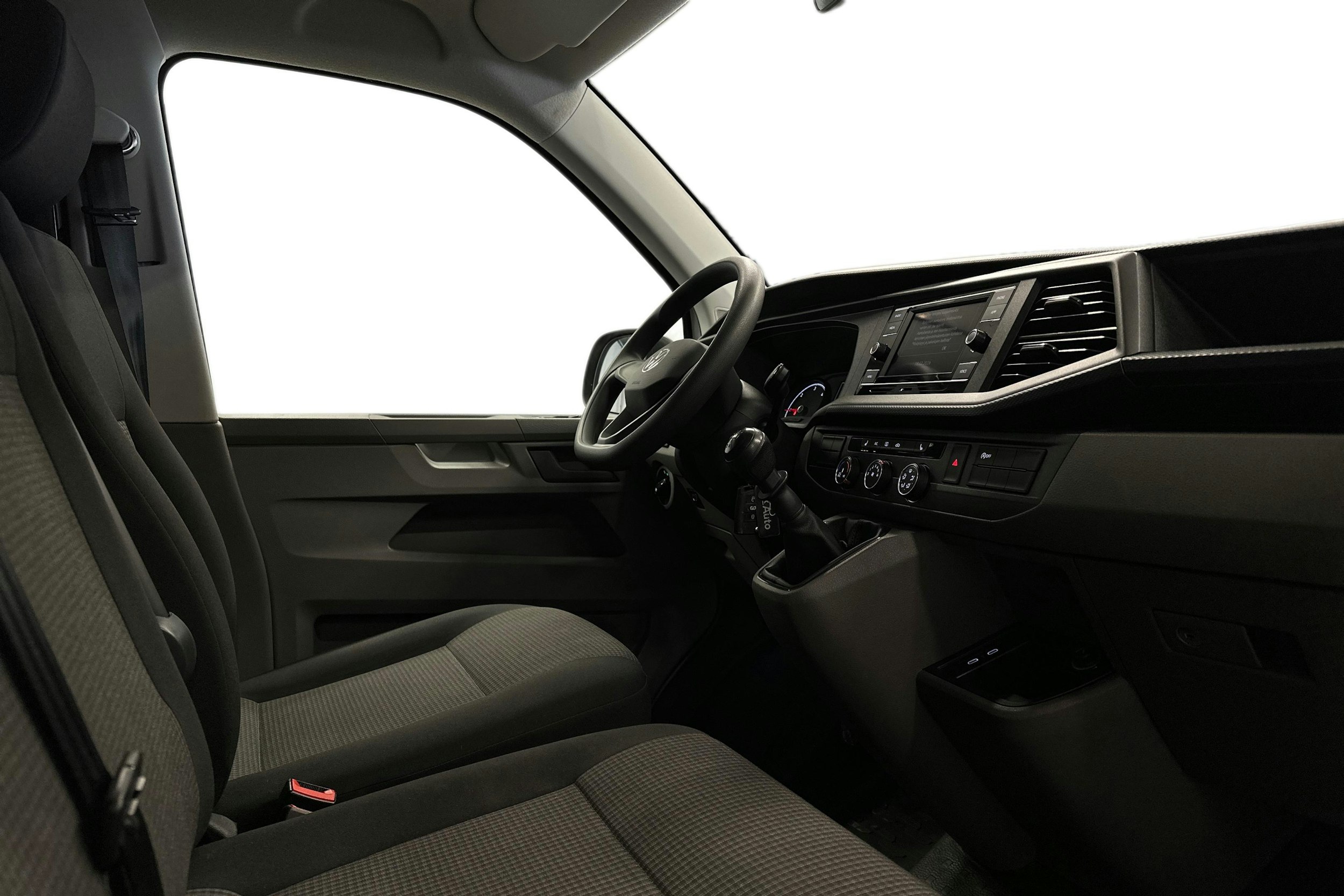 valkoinen Volkswagen Transporter 2024 kuva 9.