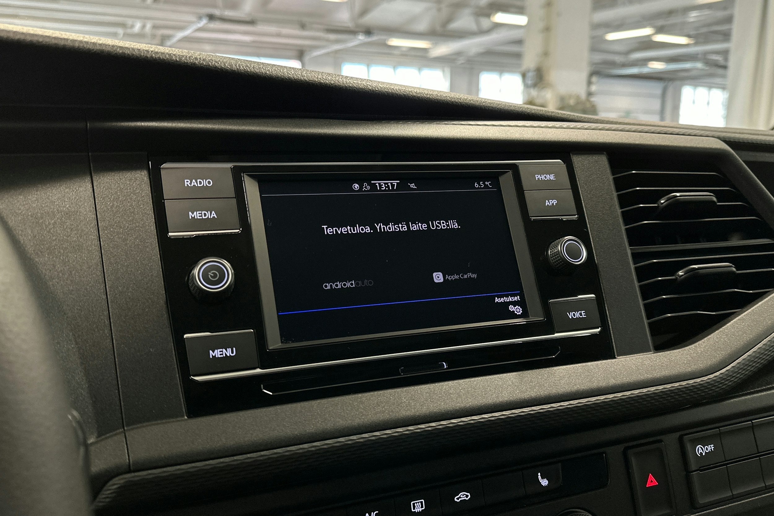 valkoinen Volkswagen Transporter 2024 kuva 15.