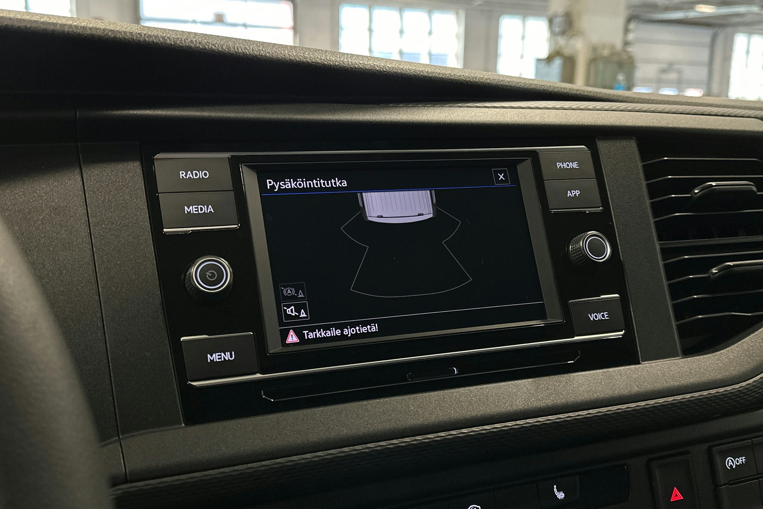 valkoinen Volkswagen Transporter 2024 kuva 16.