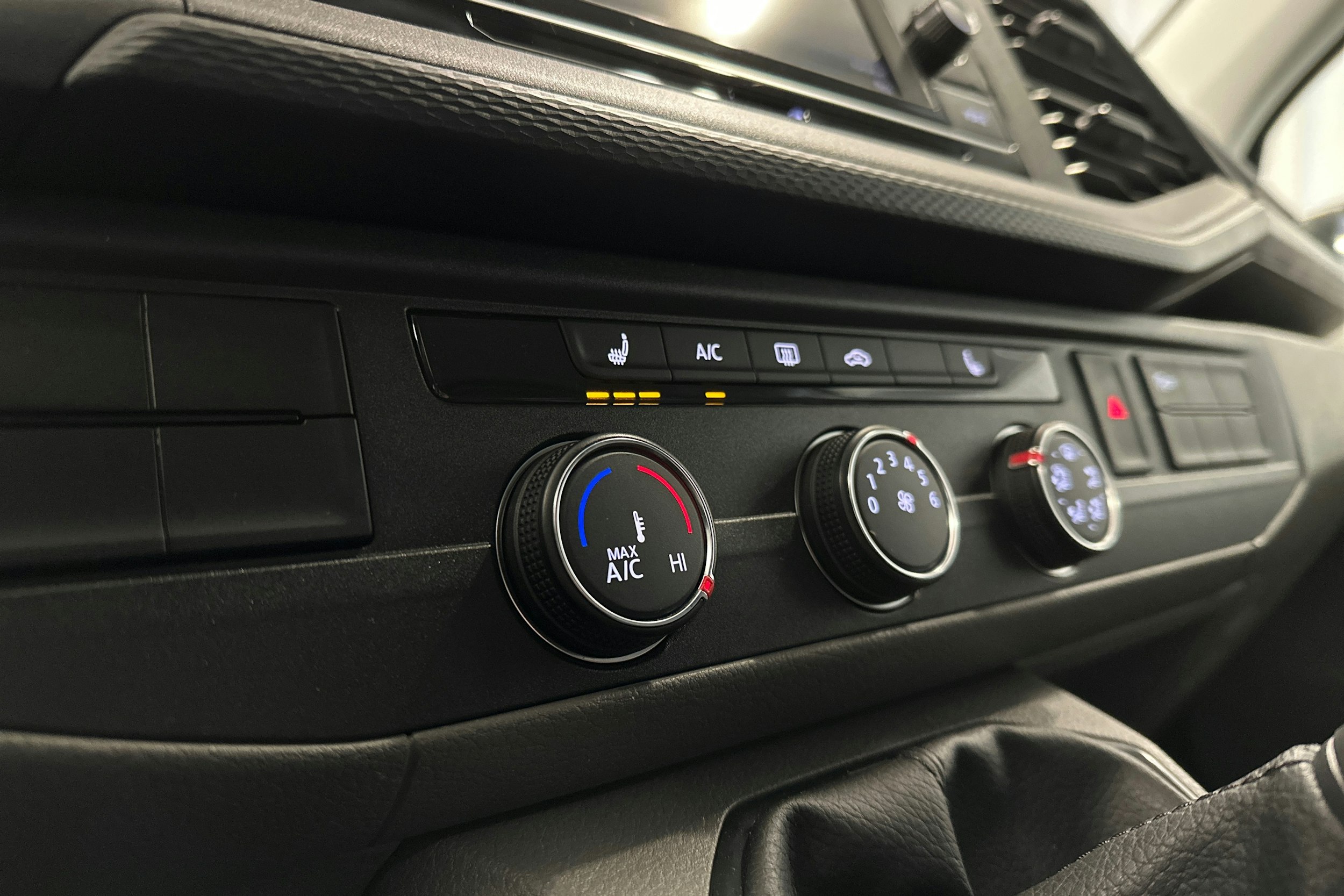 valkoinen Volkswagen Transporter 2024 kuva 17.