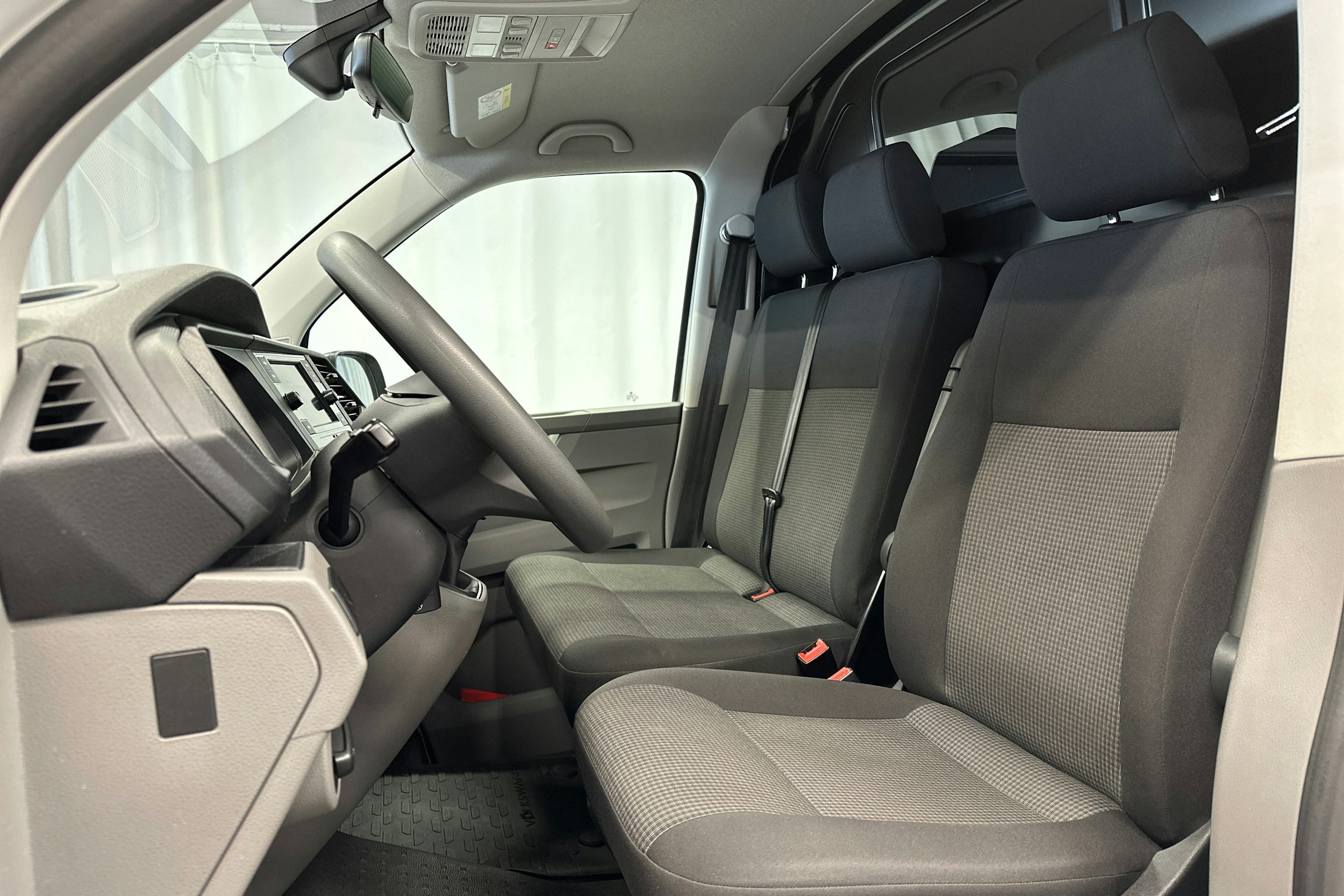 valkoinen Volkswagen Transporter 2024 kuva 19.