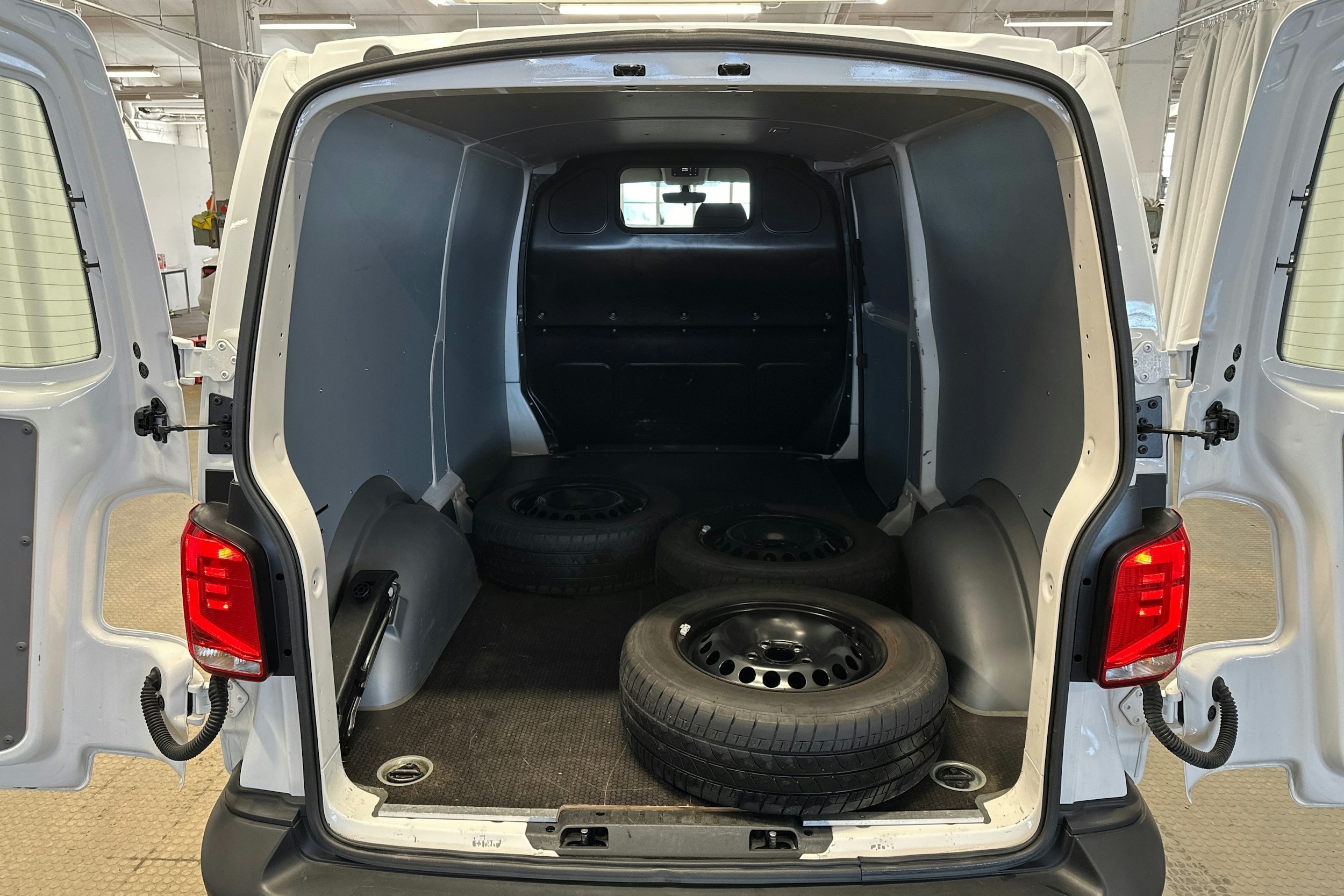 valkoinen Volkswagen Transporter 2024 kuva 20.