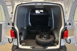 valkoinen Volkswagen Transporter 2024 kuva 20.