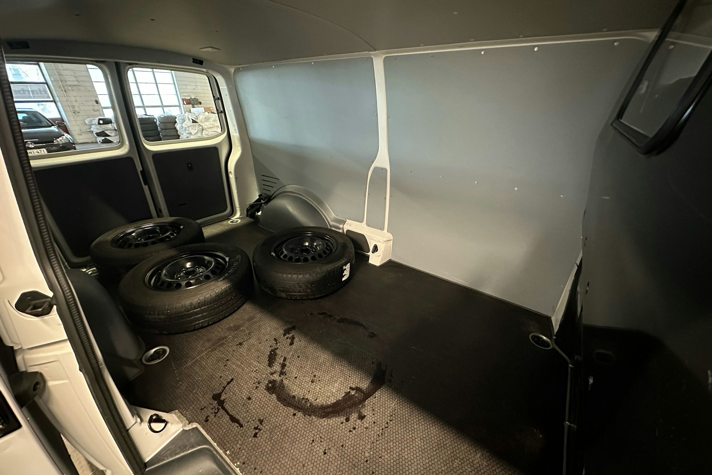 valkoinen Volkswagen Transporter 2024 kuva 21.