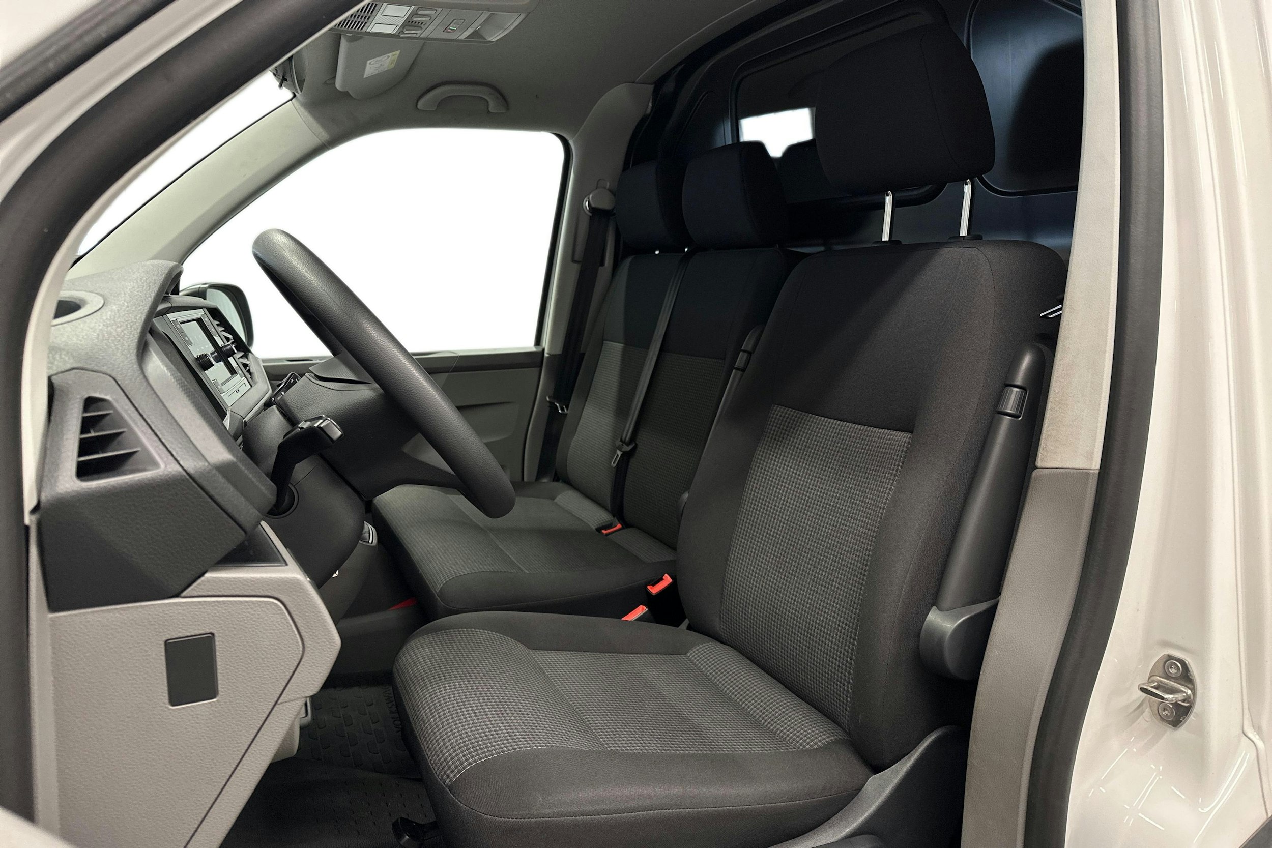 valkoinen Volkswagen Transporter 2024 kuva 11.