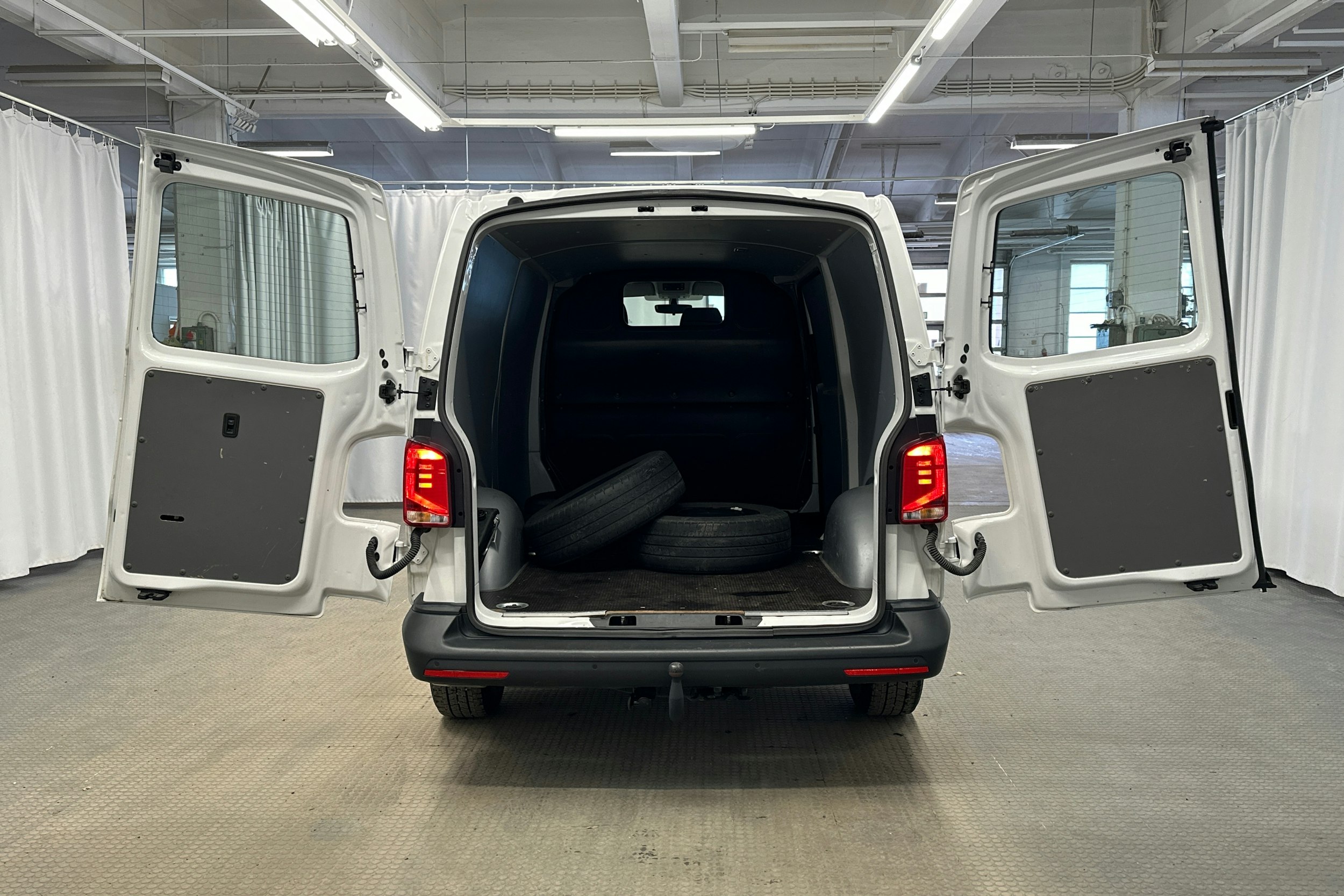 valkoinen Volkswagen Transporter 2024 kuva 15.