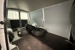 valkoinen Volkswagen Transporter 2024 kuva 16.