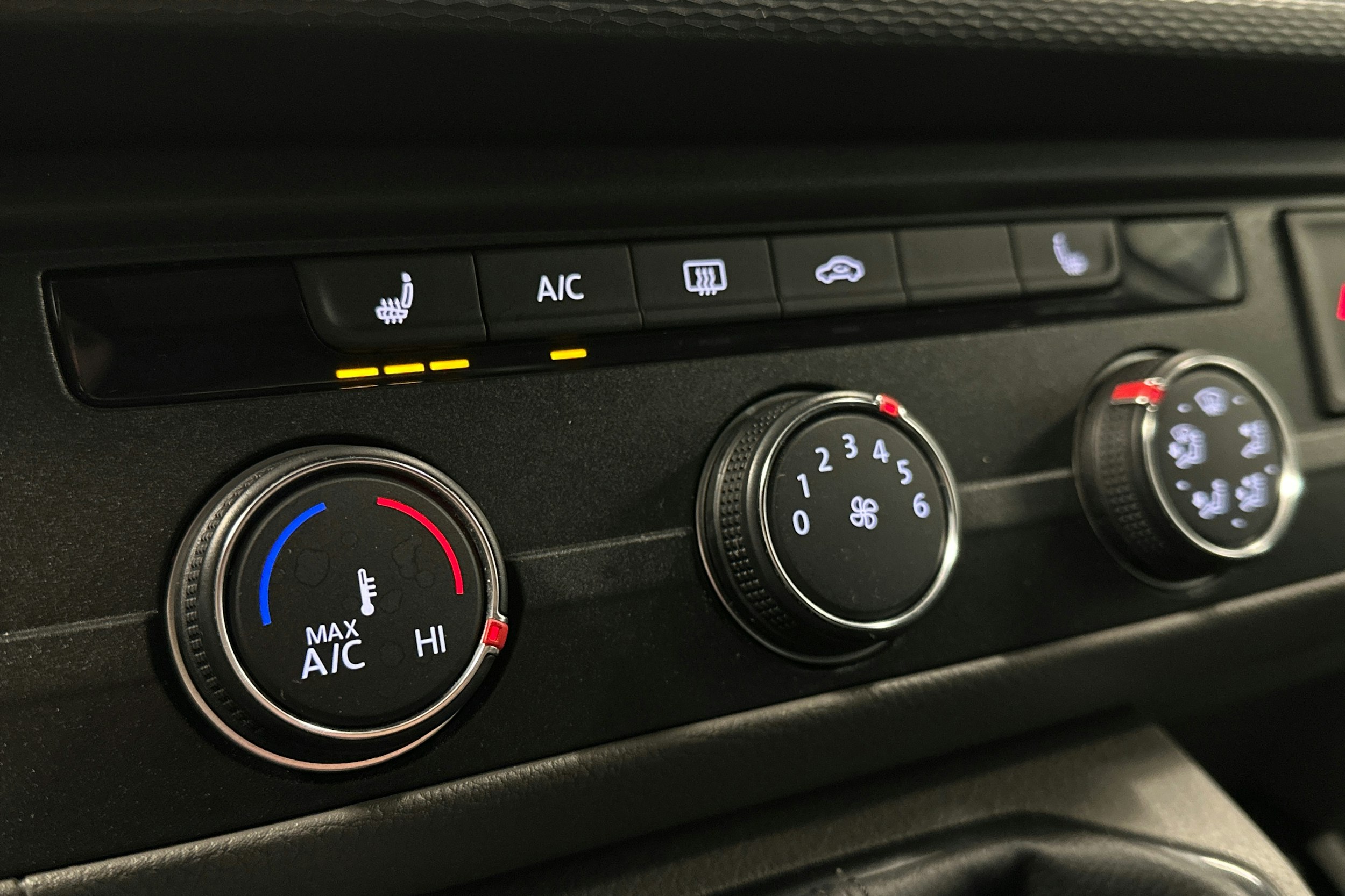 valkoinen Volkswagen Transporter 2024 kuva 22.