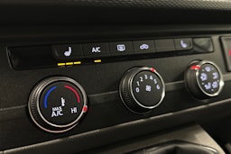 valkoinen Volkswagen Transporter 2024 kuva 22.