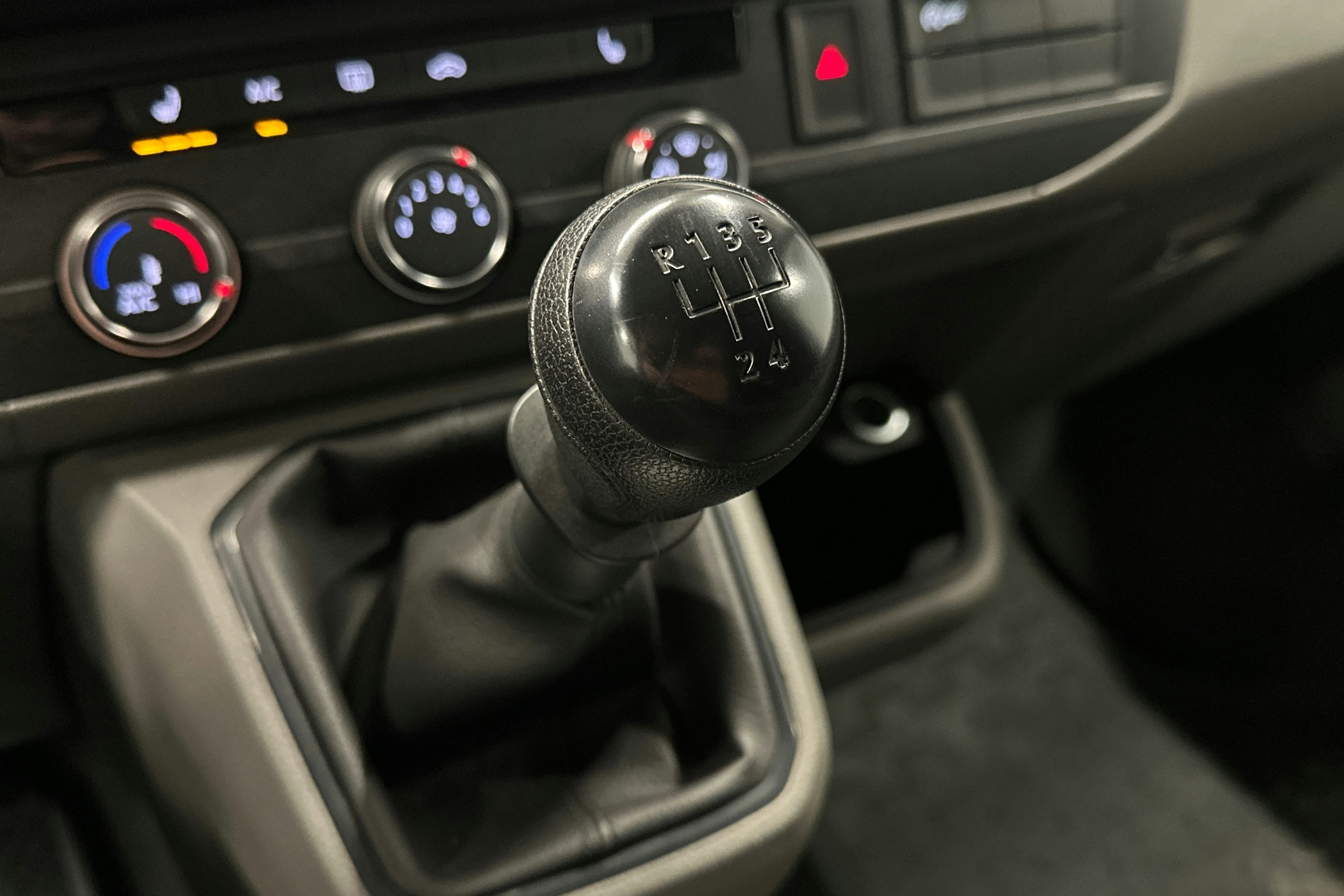 valkoinen Volkswagen Transporter 2024 kuva 23.