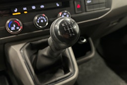 valkoinen Volkswagen Transporter 2024 kuva 23.