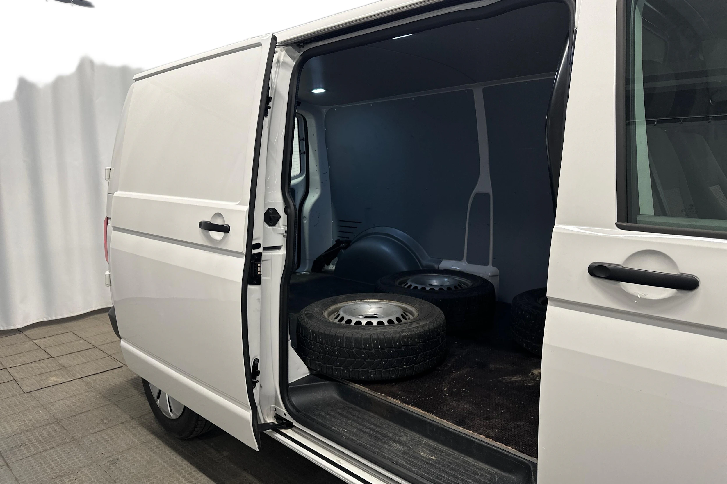 valkoinen Volkswagen Transporter 2024 kuva 8.