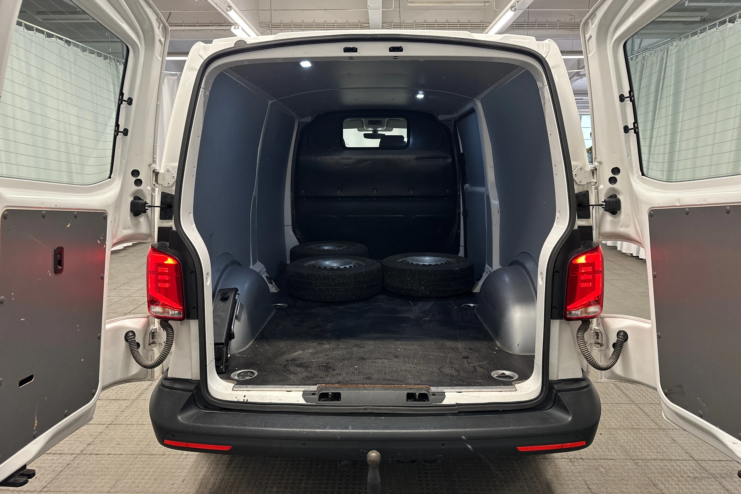 valkoinen Volkswagen Transporter 2024 kuva 11.