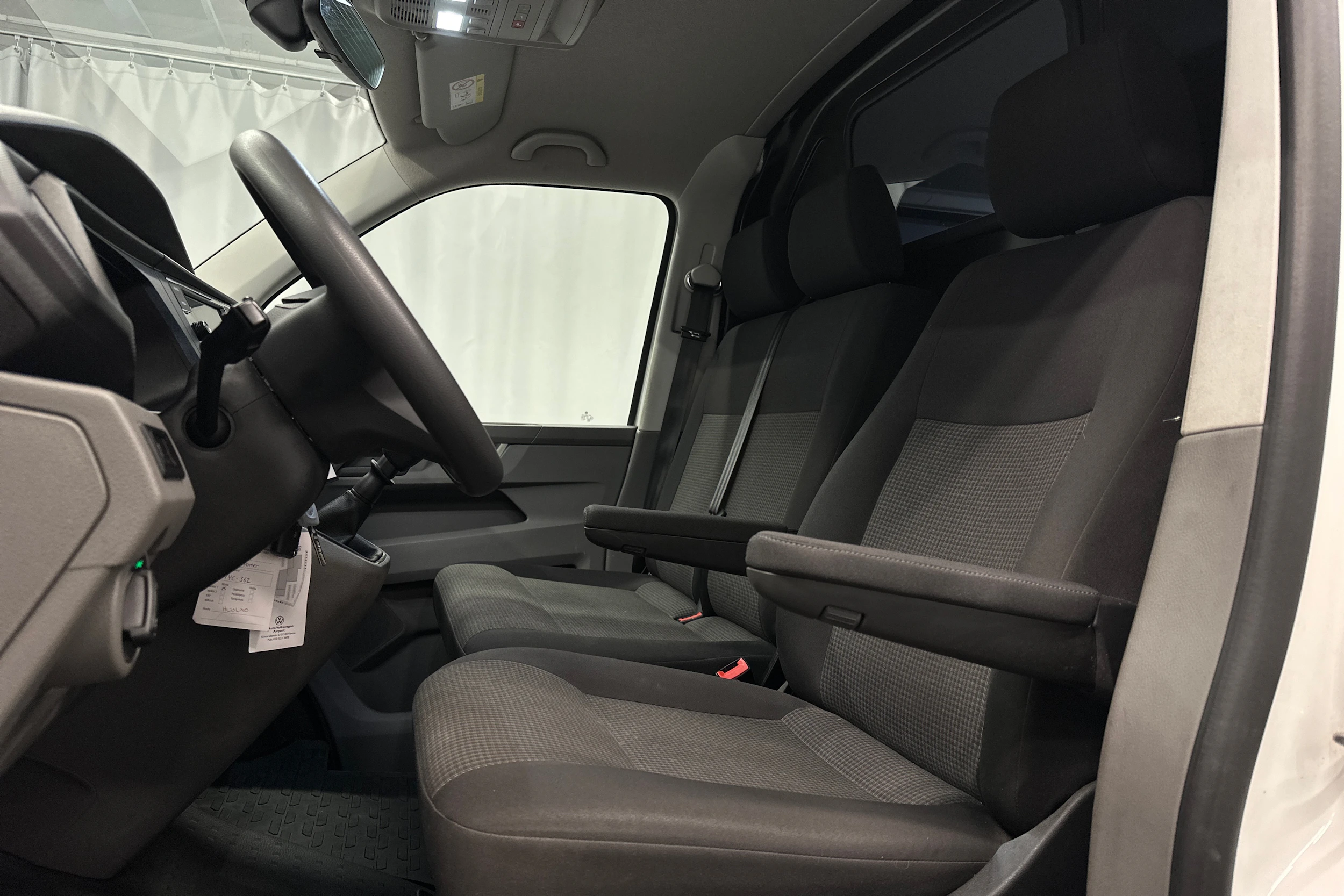 valkoinen Volkswagen Transporter 2024 kuva 12.