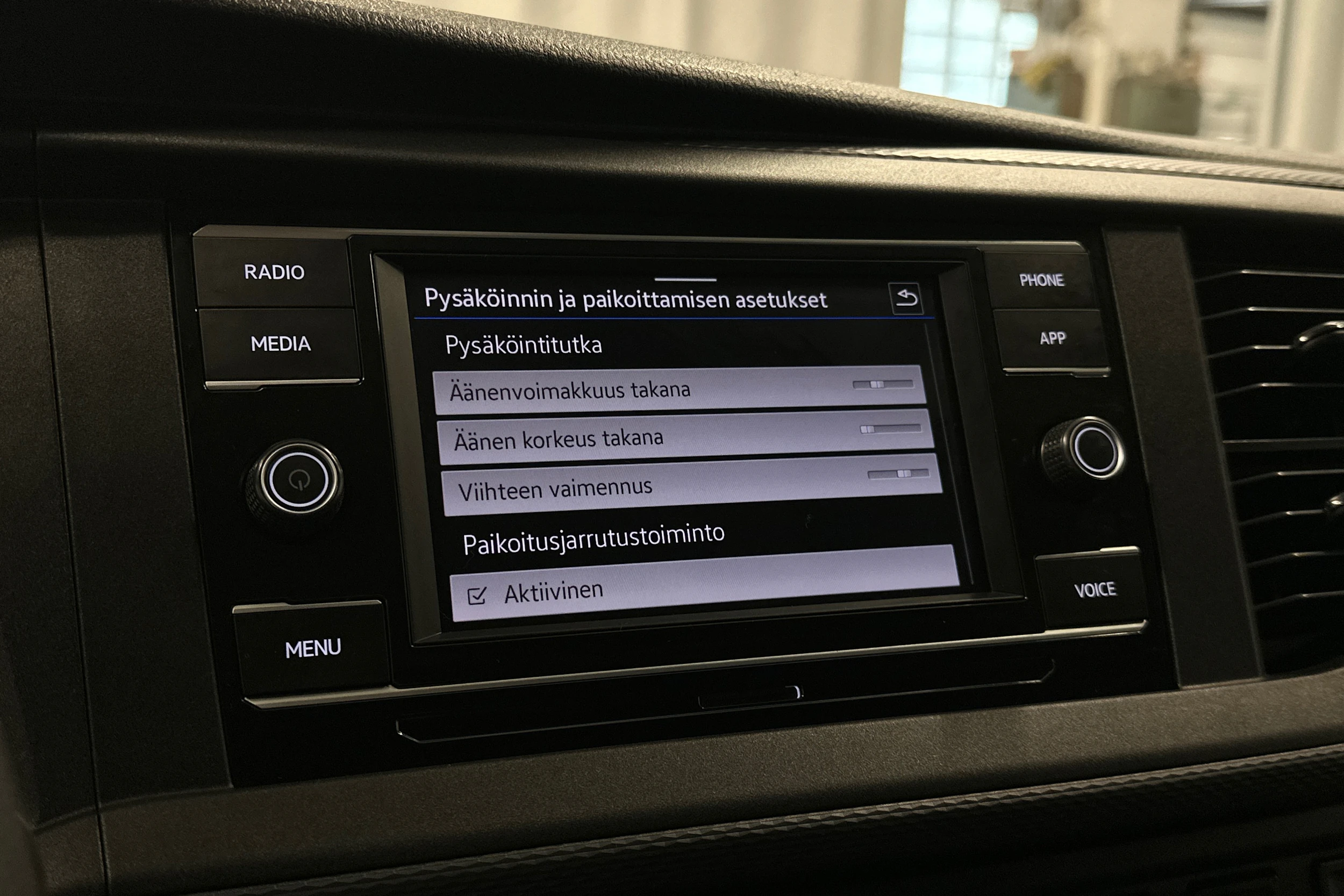 valkoinen Volkswagen Transporter 2024 kuva 18.