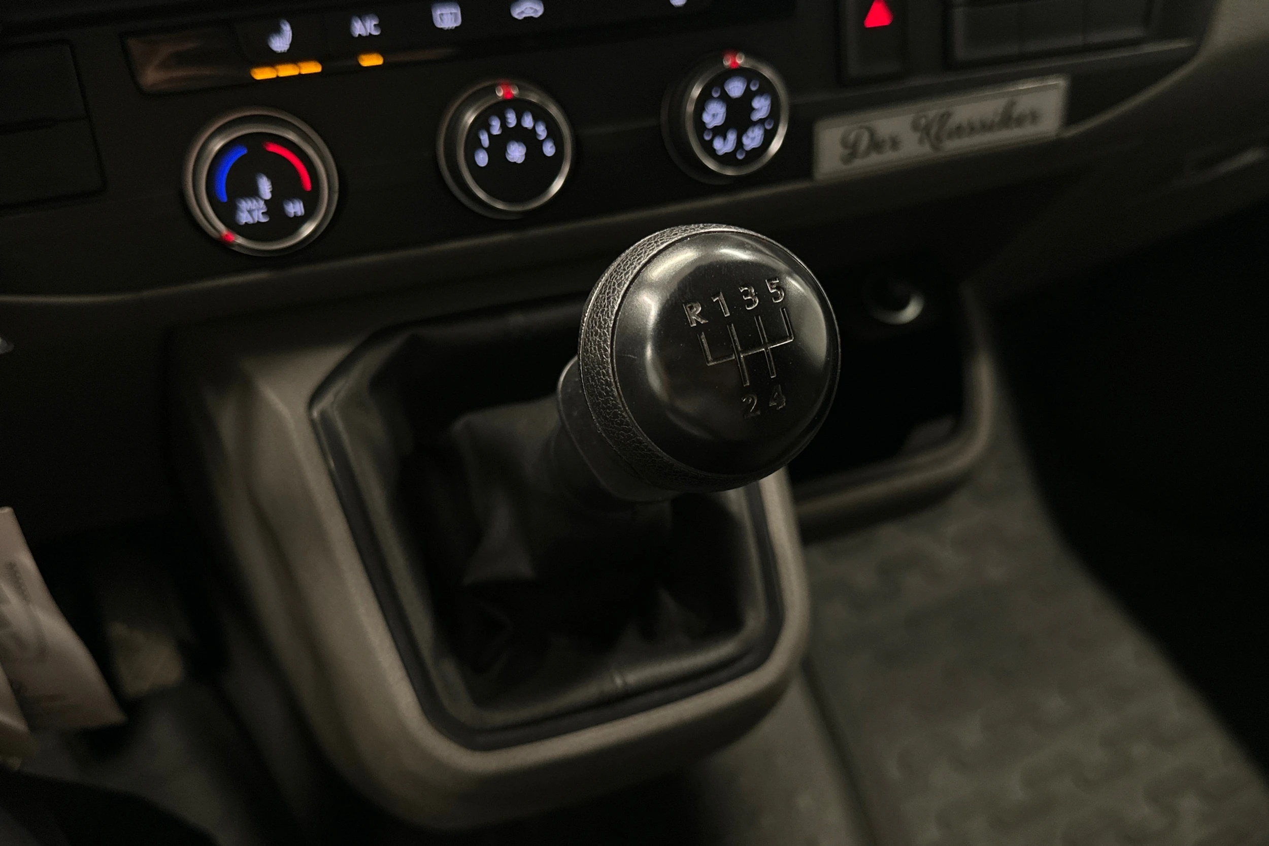 valkoinen Volkswagen Transporter 2024 kuva 22.
