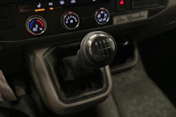 valkoinen Volkswagen Transporter 2024 kuva 22.