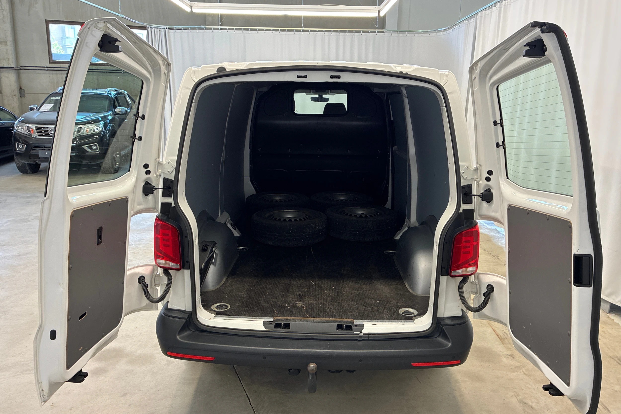 valkoinen Volkswagen Transporter 2024 kuva 15.