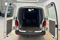 valkoinen Volkswagen Transporter 2024 kuva 15.