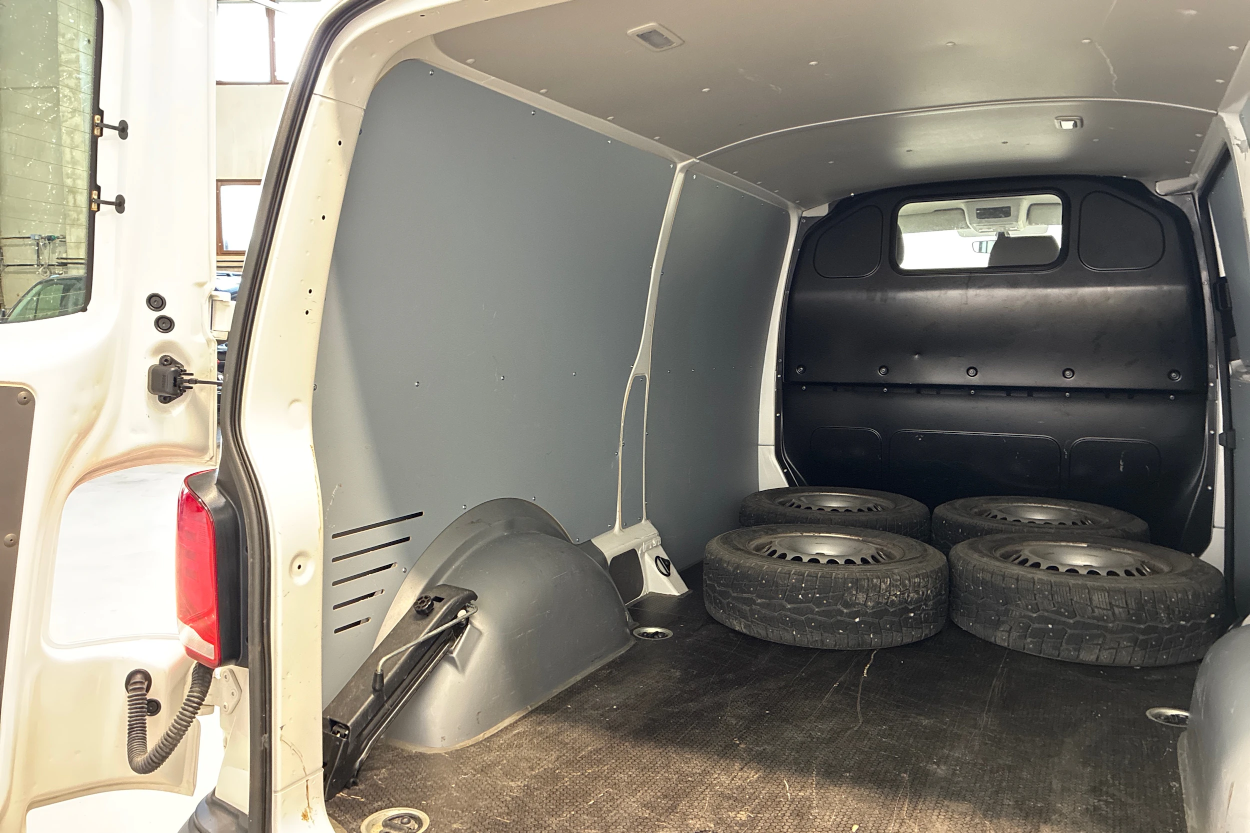 valkoinen Volkswagen Transporter 2024 kuva 16.