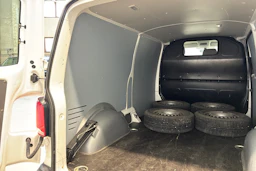 valkoinen Volkswagen Transporter 2024 kuva 16.