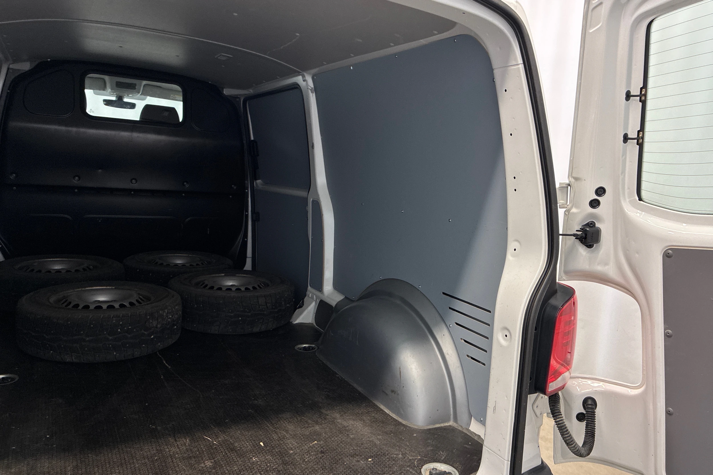 valkoinen Volkswagen Transporter 2024 kuva 17.