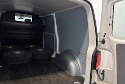 valkoinen Volkswagen Transporter 2024 kuva 17.