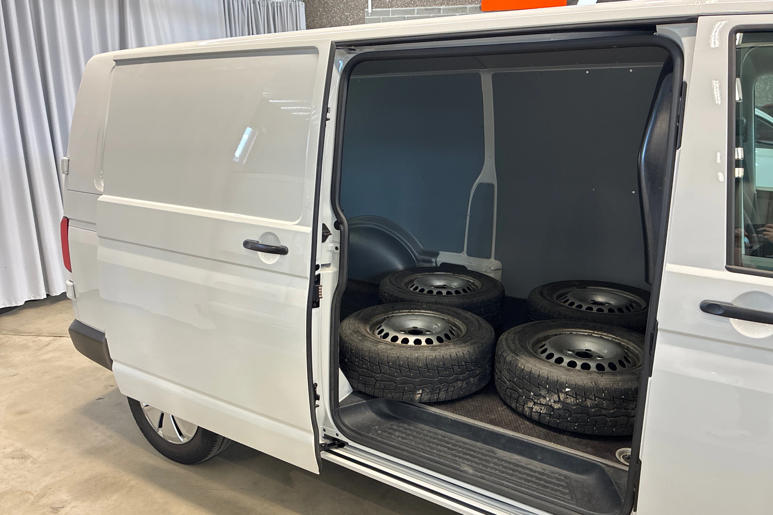 valkoinen Volkswagen Transporter 2024 kuva 18.