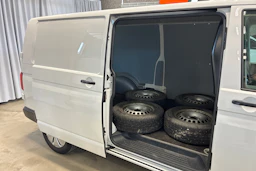 valkoinen Volkswagen Transporter 2024 kuva 18.
