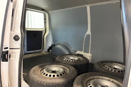 valkoinen Volkswagen Transporter 2024 kuva 19.