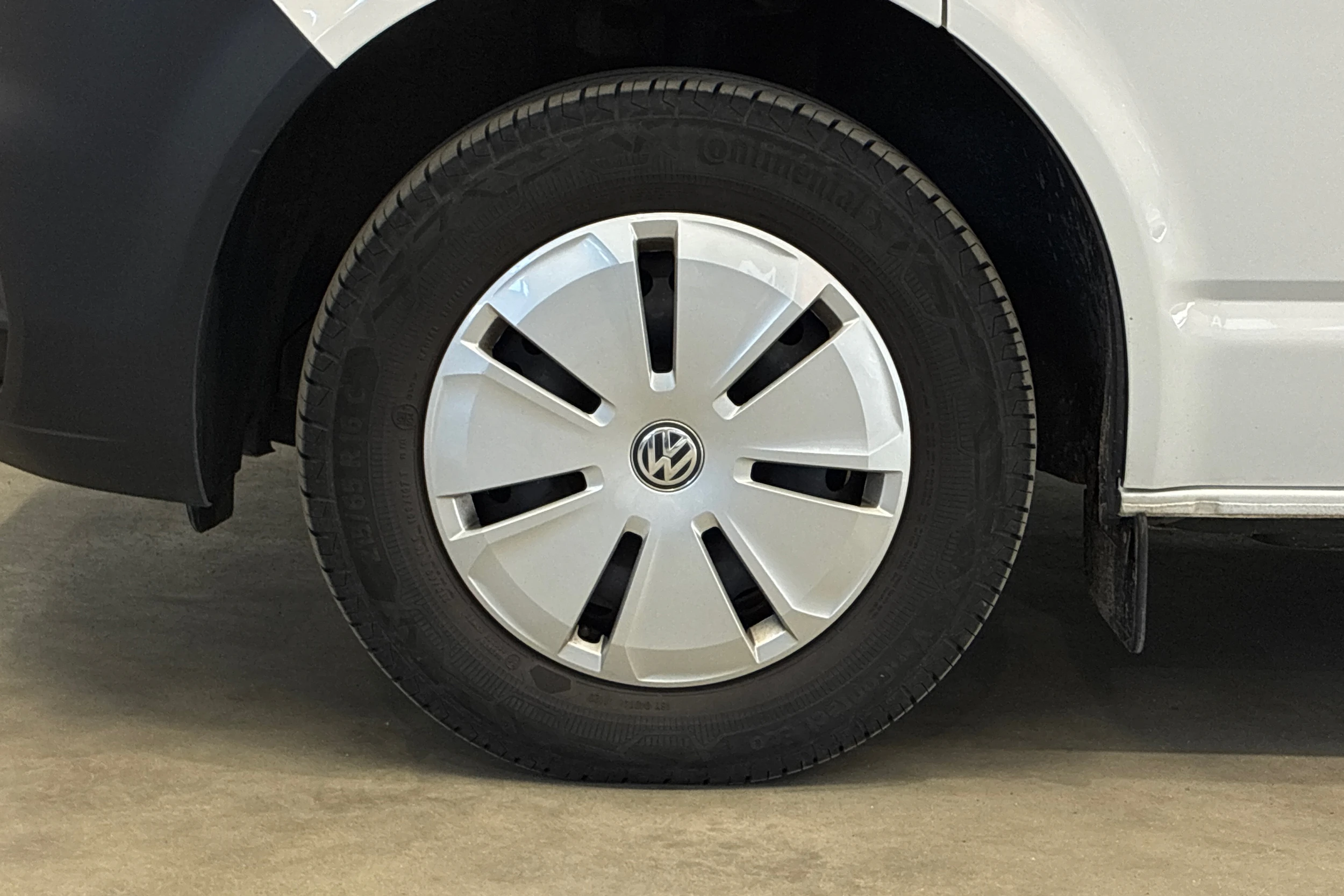 valkoinen Volkswagen Transporter 2024 kuva 20.