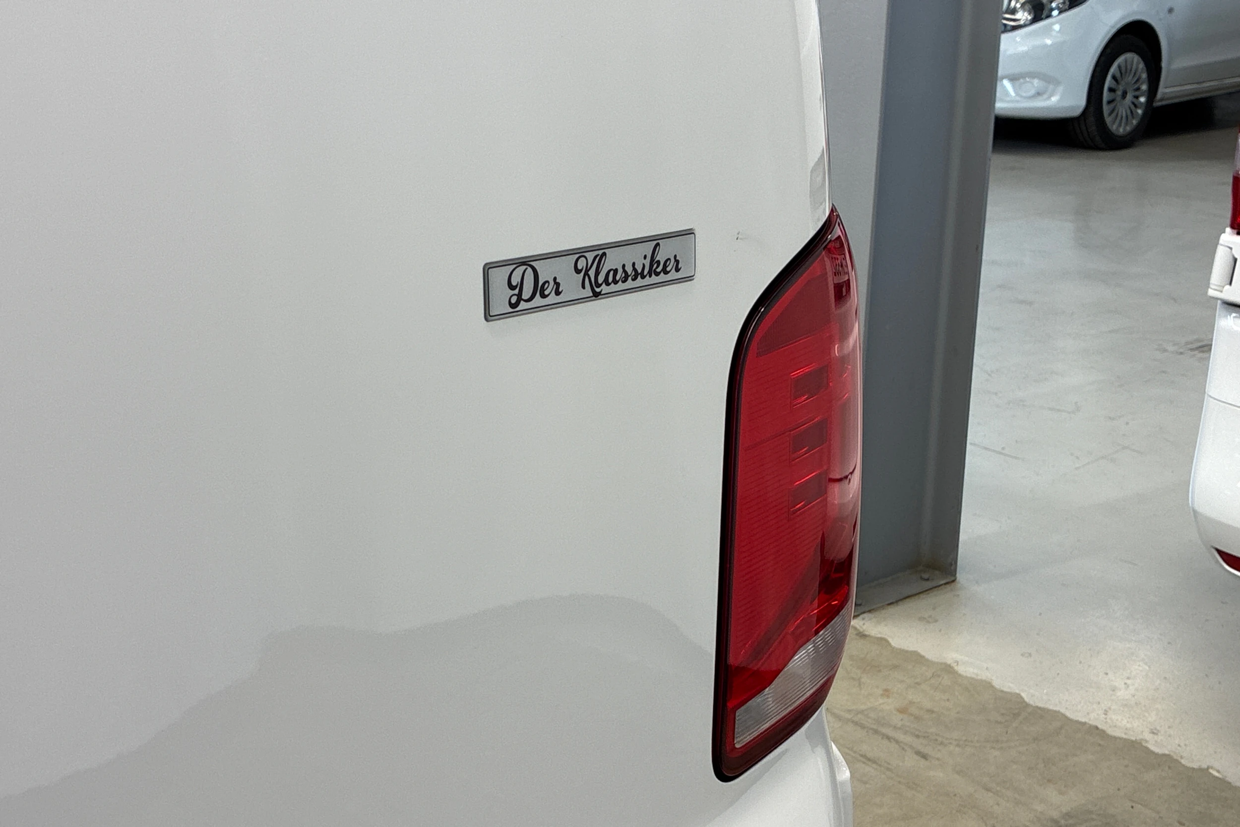valkoinen Volkswagen Transporter 2024 kuva 21.