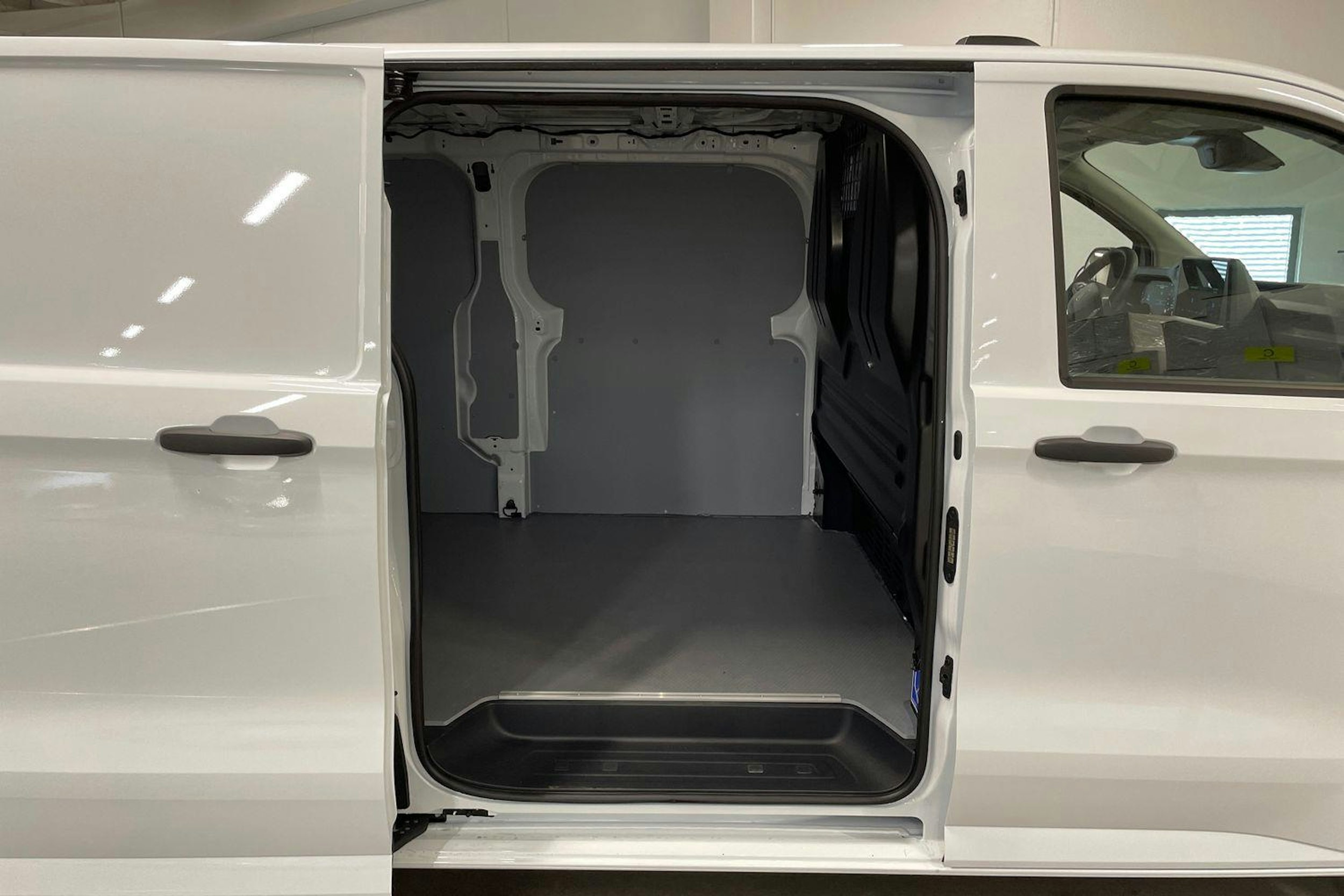 valkoinen Volkswagen Transporter 2025 kuva 10.