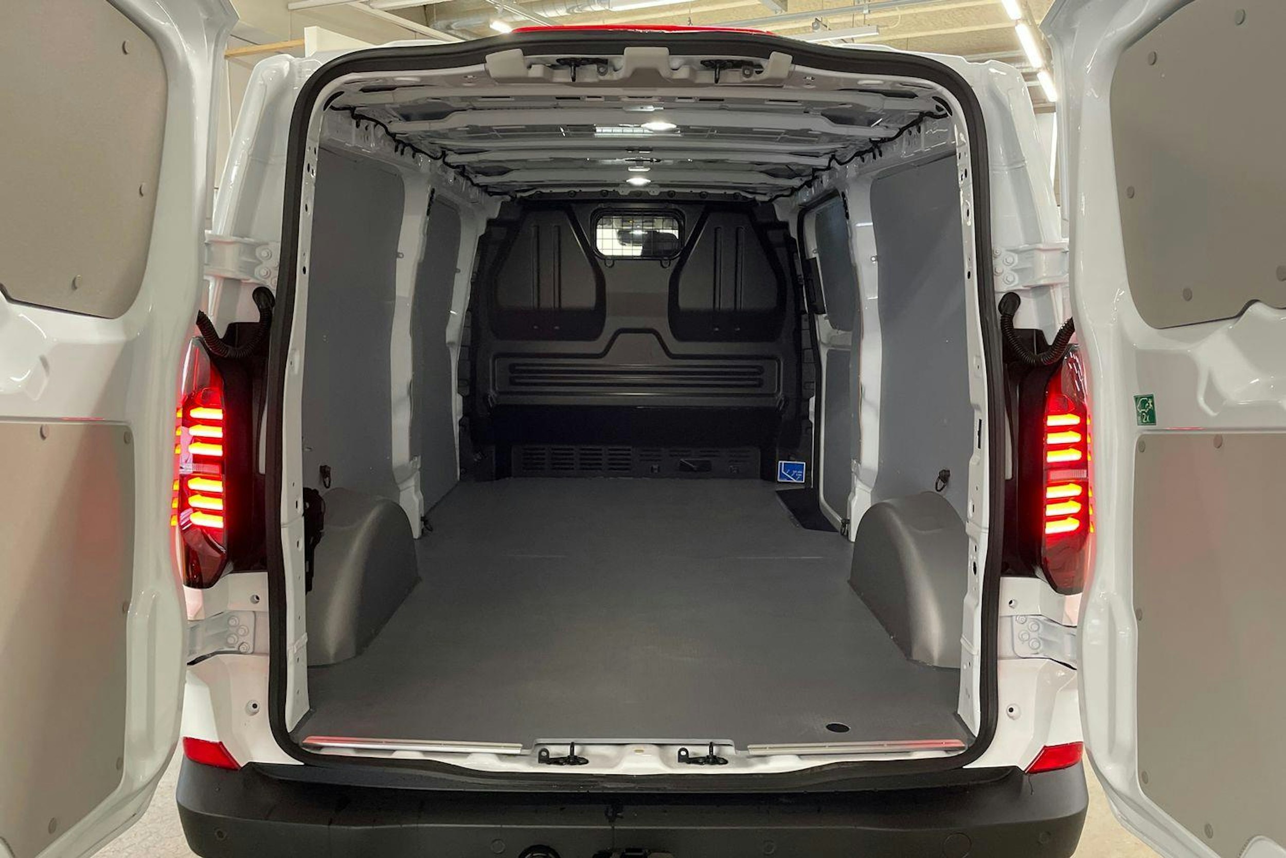 valkoinen Volkswagen Transporter 2025 kuva 11.